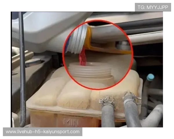 赛车急刹导致刹车片冒烟