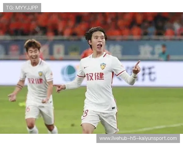 冠军球队引援策略：年轻化与稳定性并重，球队冠名赞助